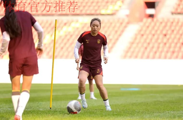 中国女足U-14少年队走进安康市第一小学